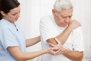 Người già cần được chăm sóc và hỗ trợ điều trị loãng xương