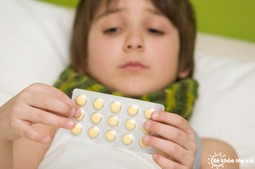 Trẻ bị tiêu chảy do uống thuốc kháng sinh