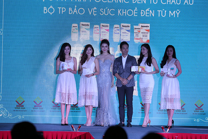 Á hậu Huyền My, MC Phan Anh chia sẻ trải nghiệm đối với bộ sản phẩm ra mắt.