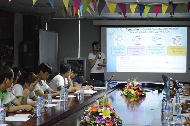 Bà Bùi Thị Thanh, Marketing phụ trách Bộ dược mỹ phẩm OCEANIC đang trình bày về sản phẩm