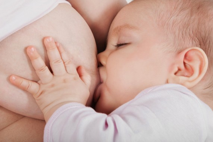 Bé chậm tăng cân khi bú mẹ có phải do sữa mẹ nóng?