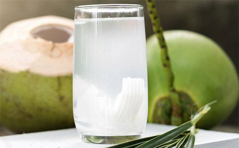 Bị tiêu chảy có nên uống nước dừa?
