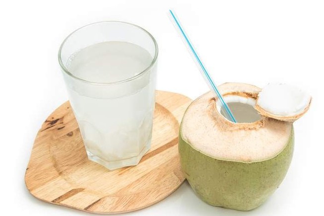 Bị tiêu chảy uống nước dừa được không?