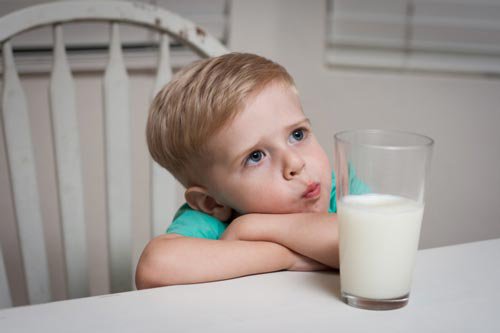 Bé bị tiêu chảy có nên uống sữa?