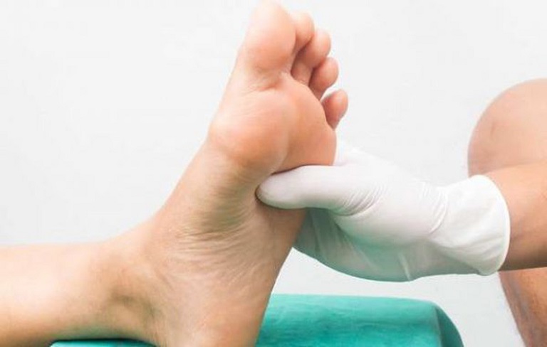 Tổng hợp phương pháp điều trị tê lòng bàn chân phổ biến