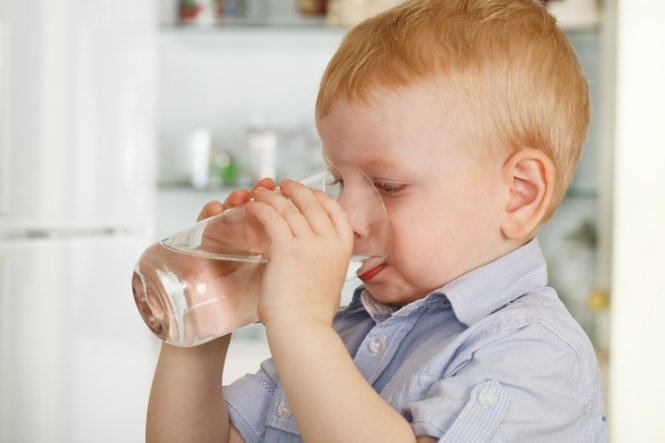 Bù nước cho trẻ tiêu chảy