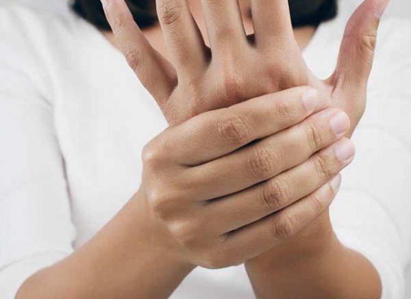Tê tay trái, tay phải là bệnh gì? Nguyên nhân và cách khắc phục
