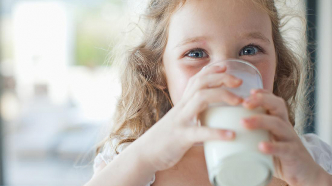 Trẻ bị tiêu chảy có nên uống sữa tươi?