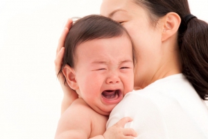 Trẻ cảm thấy khó chịu và sốt khi mọc răng