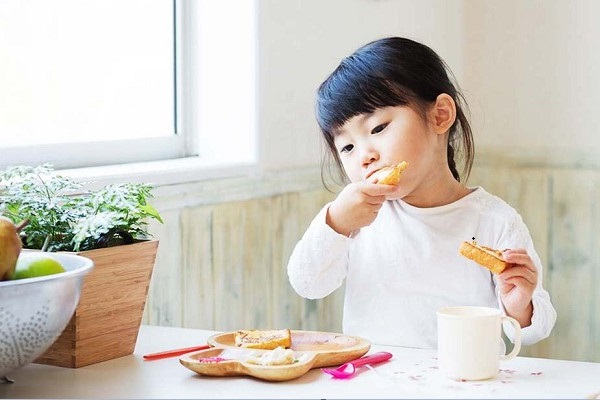 Làm sao để bé nhà bạn ăn ngon miệng hơn? Đây là lời khuyên từ chuyên gia