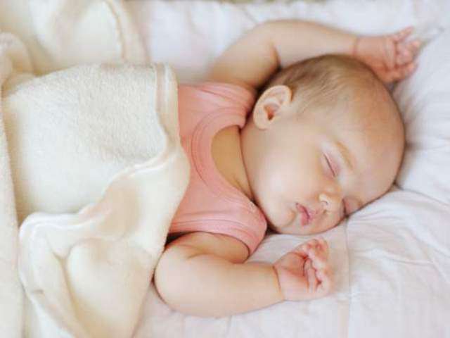 Bé sơ sinh bị biếng ăn ngủ nhiều