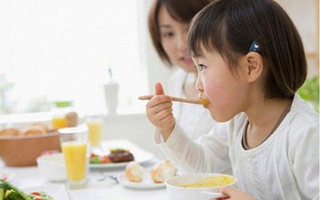 Cách chăm sóc trẻ biếng ăn