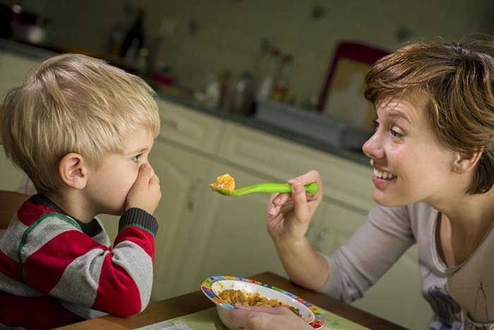 Những điều mẹ nên và không nên làm khi trẻ biếng ăn