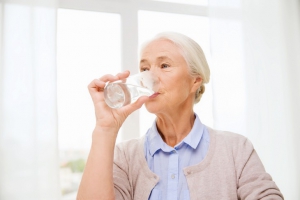 Người già nên uống nhiều nước sẽ giúp tăng sức đề kháng