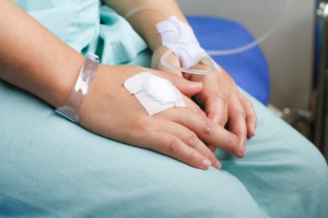 Kết hợp truyền dịch và sử dụng sản phẩm hỗ trợ cho bệnh nhân sốt xuất huyết