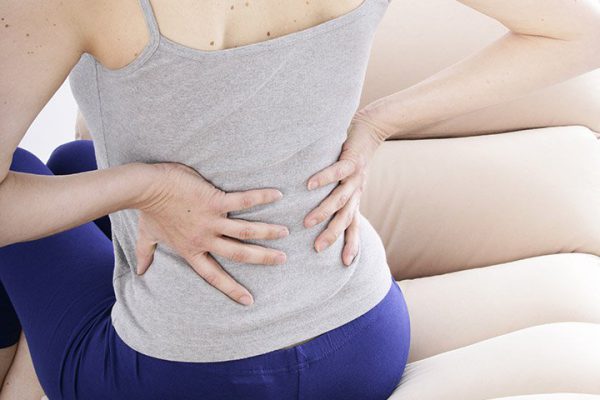 Viêm lộ tuyến có gây đau lưng không? Tình trạng này gây ra những ảnh hưởng gì?