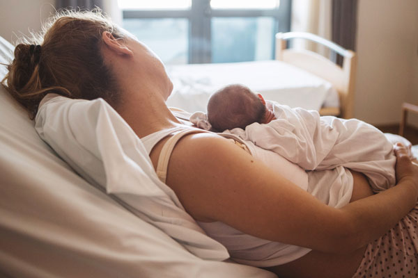 Viêm lộ tuyến sau sinh là gì và dấu hiệu nhận biết