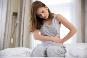 Kinh nguyệt ra ít và đau bụng là tình trạng gì?