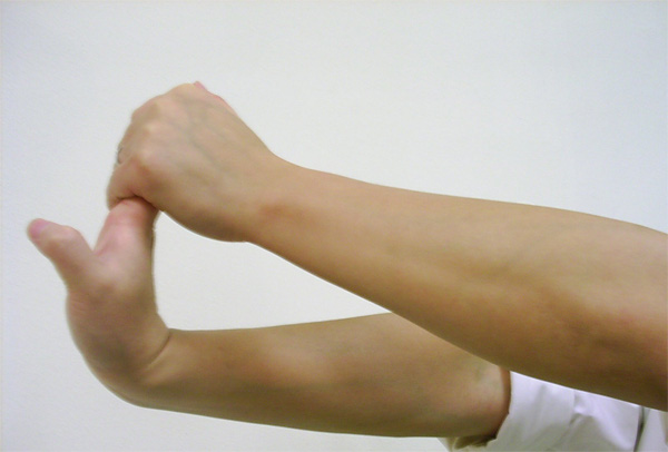 Bài tập kéo giãn cổ tay giúp điều trị hội chứng ống cổ tay